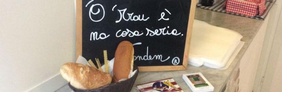 Он преподает на вынос TAndem ragù Он учит внутри тандемного раго убирать