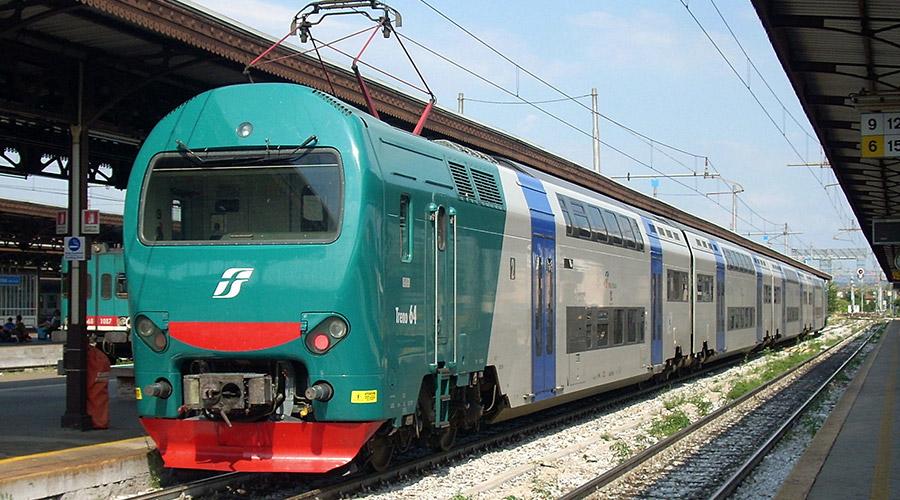 Trenitalia Züge halten am Torre Annunziata Bahnhof für den Einsturz des Gebäudes