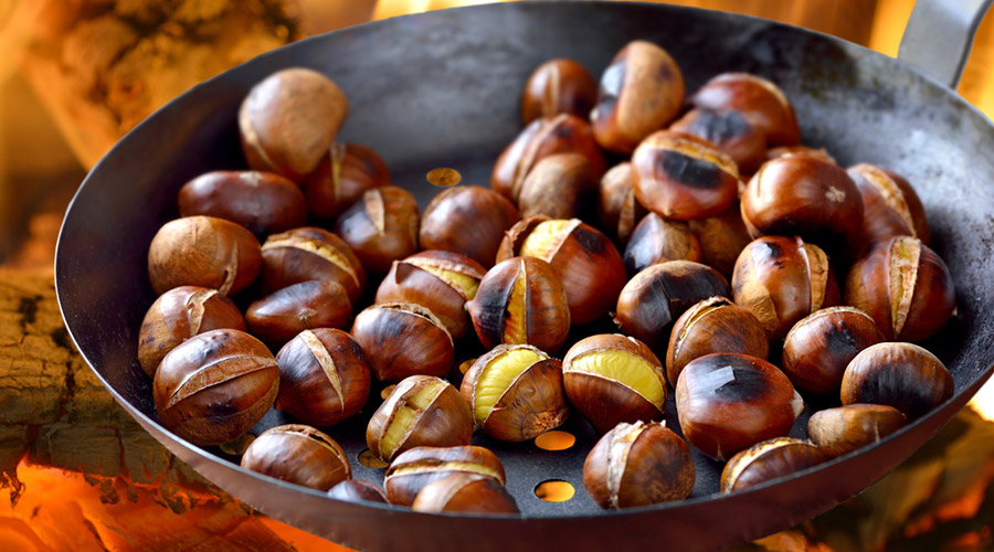 2019 Chestnut Festival in Scala in Salerno: food, singing and dancing in Piazza Municipio