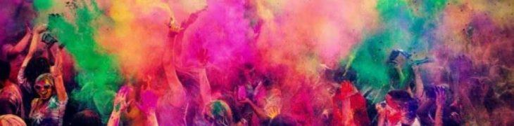 lancio delle polveri colorate all'Holi Festival