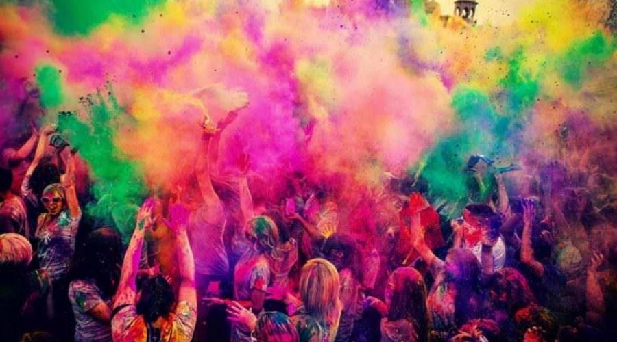 Einführung von farbigen Pulvern auf dem Holi Festival