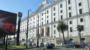 Piazza Carlo III in Neapel, ein Verkehrsgerät für die partielle Fußgängerzone