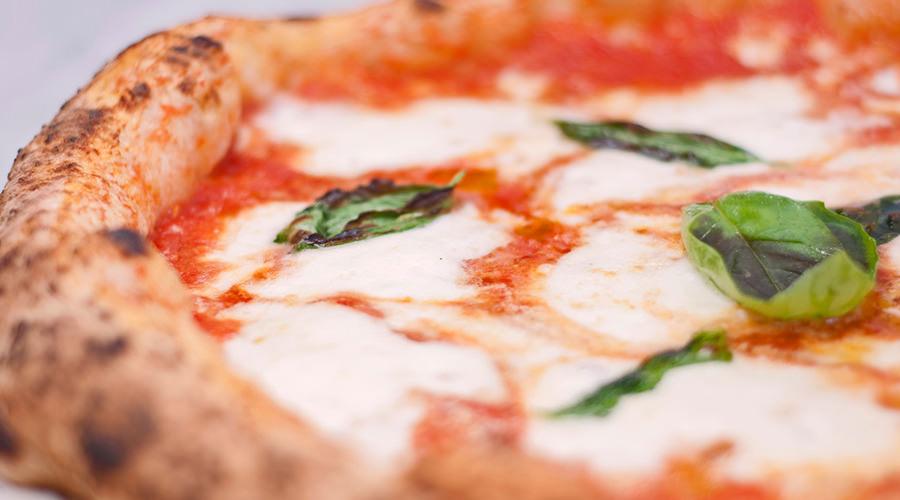 Pizza margherita napolitana, festival de pizza en Ariano Irpino