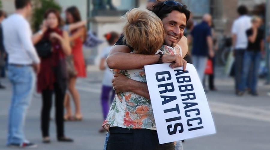 Abraços grátis em Nápoles na Piazza del Plebiscito