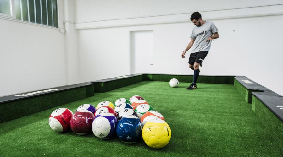 Billar humano de fútbol en el Auchan en Nápoles