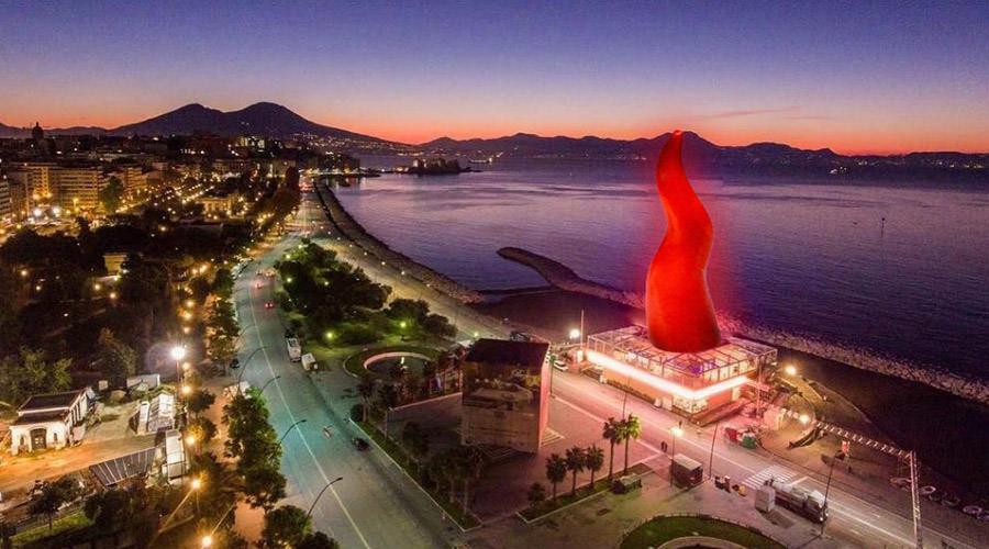 Corne sur le front de mer de Naples