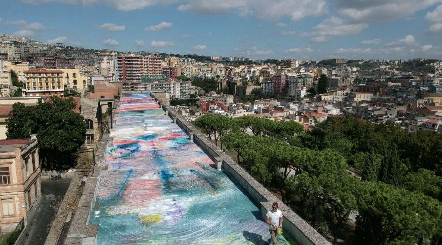 A obra de 1500 metros quadrados do pintor Zabetta feita no telhado do antigo hospital militar de Nápoles