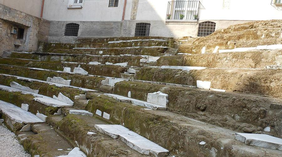 Teatro greco-romano en Nápoles, visitas gratuitas.