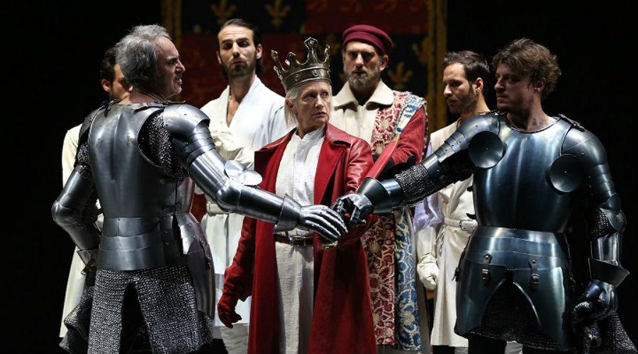 Richard II de Shakespeare no palco do Teatro Stabile em Nápoles para a temporada de teatro 2017/2018