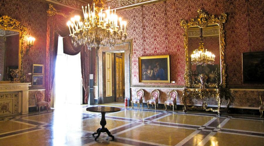 una de las habitaciones que se observarán en la visita al palacio real de Nápoles