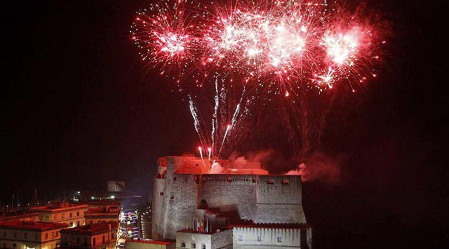 Fogos de artifício no Castel dell'Ovo em Nápoles