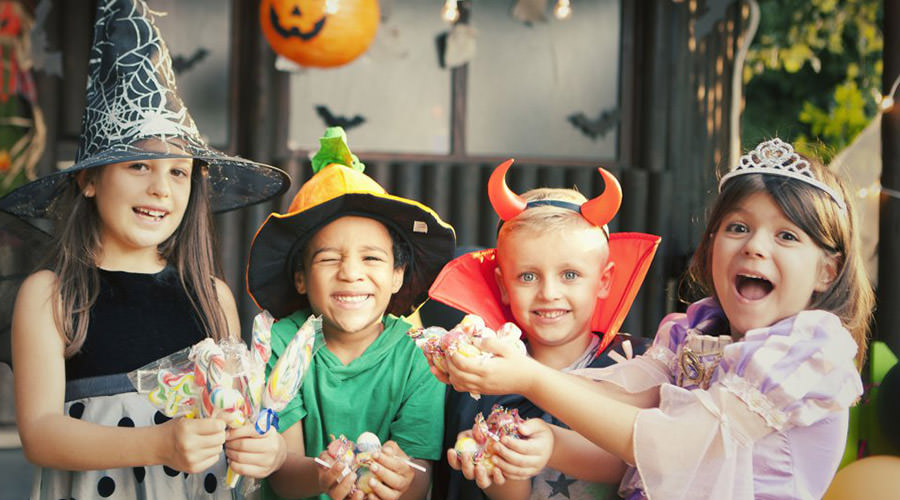 Niños en Halloween, fiesta en el parque Pola en Licola