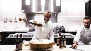 Lo chef stellato Massimo Bottura aprirà una mensa sociale a Napoli per offrire pasti ai bisognosi