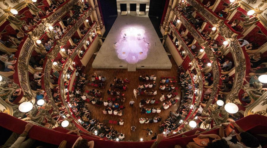 Glob (e) to Shakespeare staged at the Bellini Theater in Naples