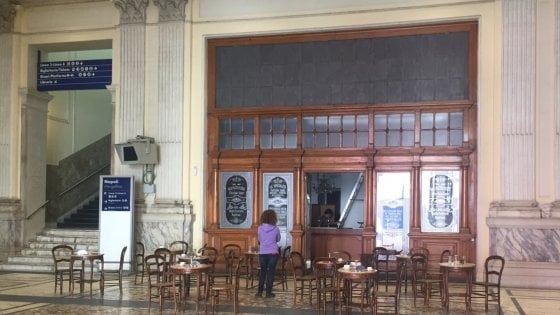 Bar falso para as filmagens de Sense8 em Mergellina em Nápoles