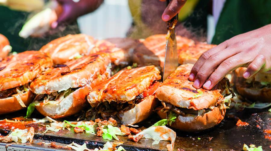 Comida napolitana Expò en el Botaniko en Castel Morrone con mucha sabrosa comida callejera