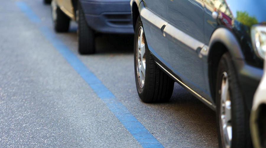 Strisce blu per il parcheggio