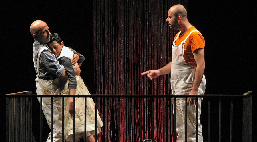 Die Show "Nta ll'aria" von Tino Caspanello auf der Bühne des Nuovo Teatro Sanità in Neapel