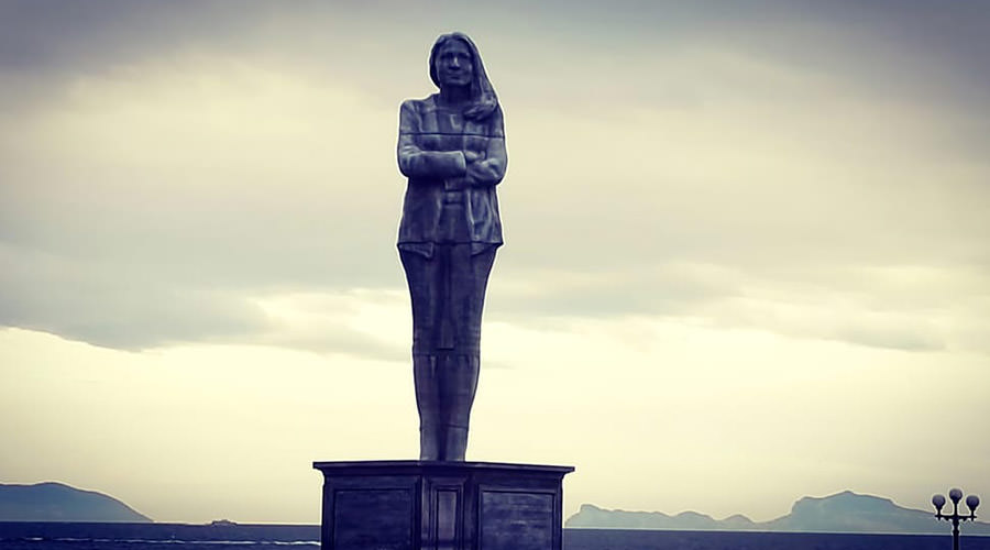 Statua alla Rotonda Diaz di Napoli