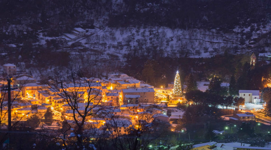 クリスマスマーケットでアヴェリーノ県のカポスレの光を照らす皆のための木