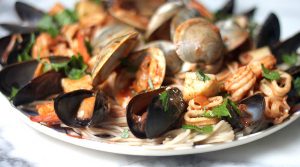 مهرجان طعام الشارع في نابولي: أطباق المأكولات البحرية مع أفضل المنتجات من السواحل