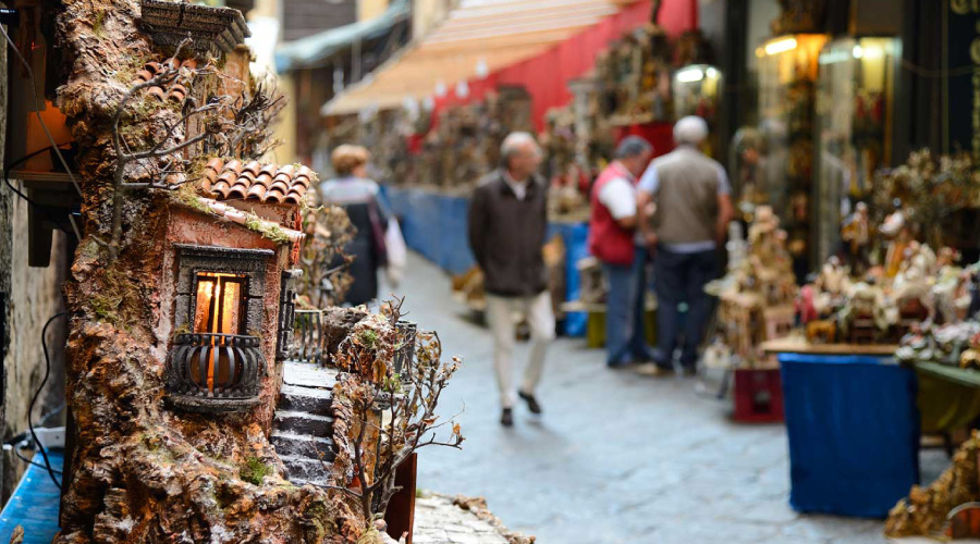 Mercatini Di Natale A Napoli Foto.Natale A Napoli Le Migliori Passeggiate Natalizie Tra Mercatini E Luminarie