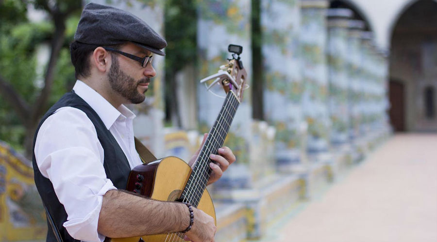 El espectáculo musical Napulitanata en el Complesso di Santa Chiara en Nápoles