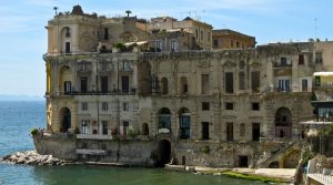 Visita a Palazzo Donn'Anna a Posillipo, un viaggio tra scorci e panorama mozzafiato
