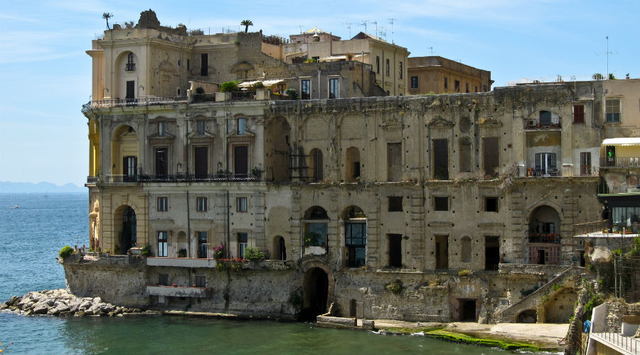 Visita a Palazzo Donn’Anna a Posillipo, un viaggio tra scorci e panorama mozzafiato