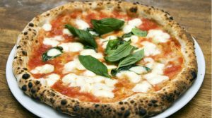 Kostenlose Pizza im Naples Pizza Village auf der Piazza del Gesù für Unesco-Anerkennung