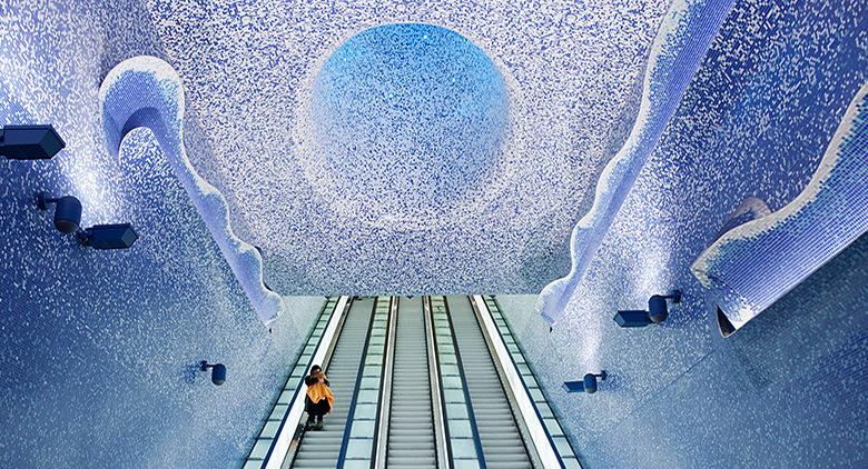 veduta interna della stazione toledo di Napoli