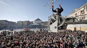 Fête de la Befana à Naples, cadeaux et bonbons à PIazza Plebiscito