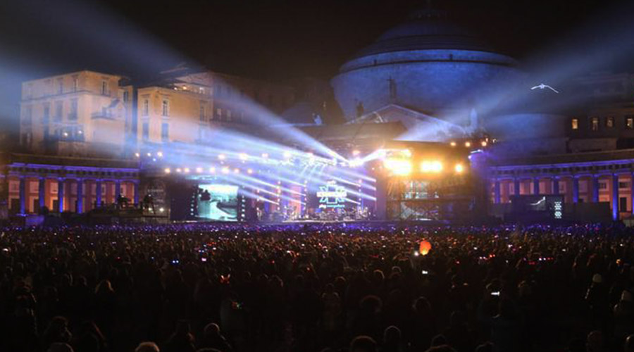 Nochevieja- en Piazza Plebiscito en Nápoles y disco en el Lungomare