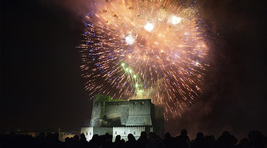 新年前夜在Castel dell'Ovo的烟花