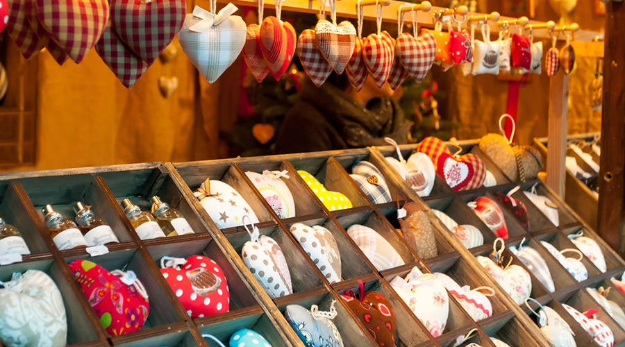 Mercado de Navidad con decoraciones