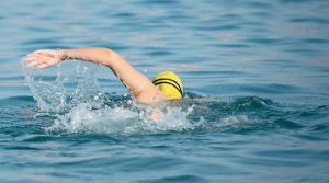 Coppa di Natale Capri-Napoli: gara di nuoto con 100 nuotatori nel Golfo di Napoli