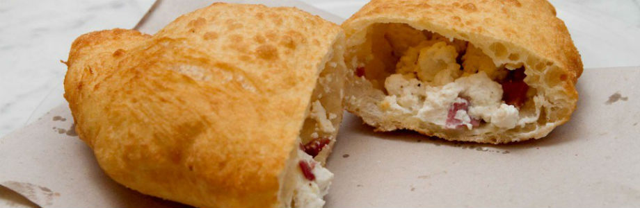 Pizza fritta napoletana La pizza fritta napoletana per il pranzo del 24 dicembre
