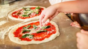 La pizza è patrimonio Unesco: l'arte del pizzaiuolo napoletano riceve il prestigioso riconoscimento