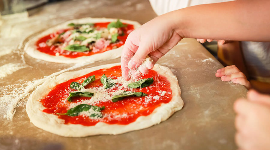 Pizzaiolo, der neapolitanische Pizza vorbereitet