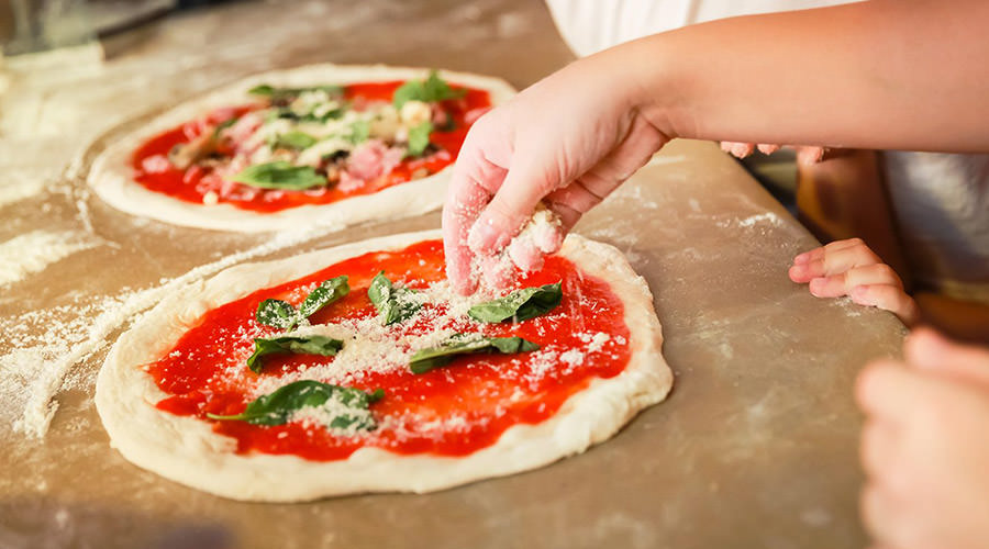 Pizzaiolo che prepara la pizza napoletana