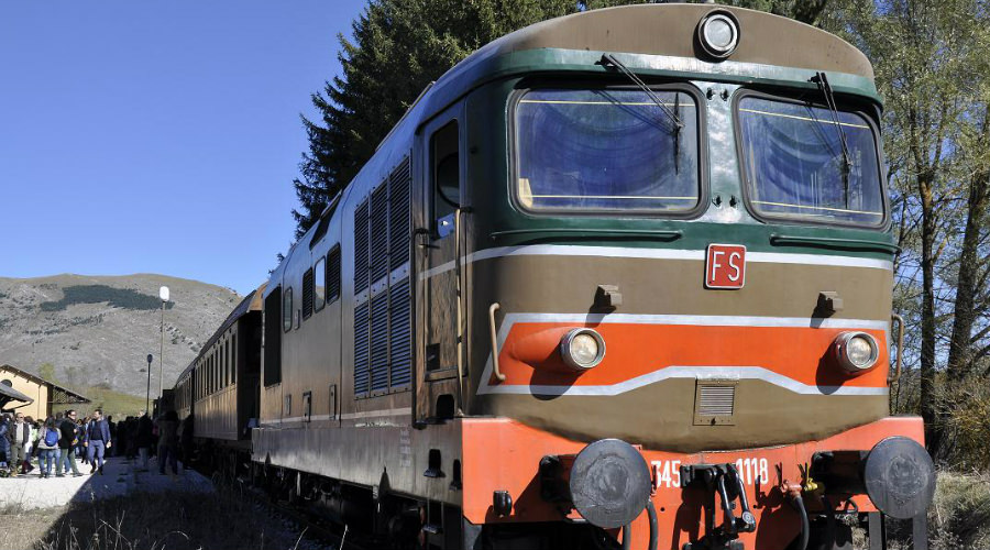 historischer Zug der Staatsbahnen