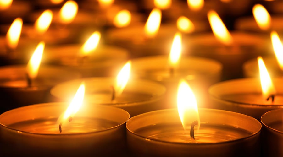 Velas acesas para o Dia da Memória em Nápoles