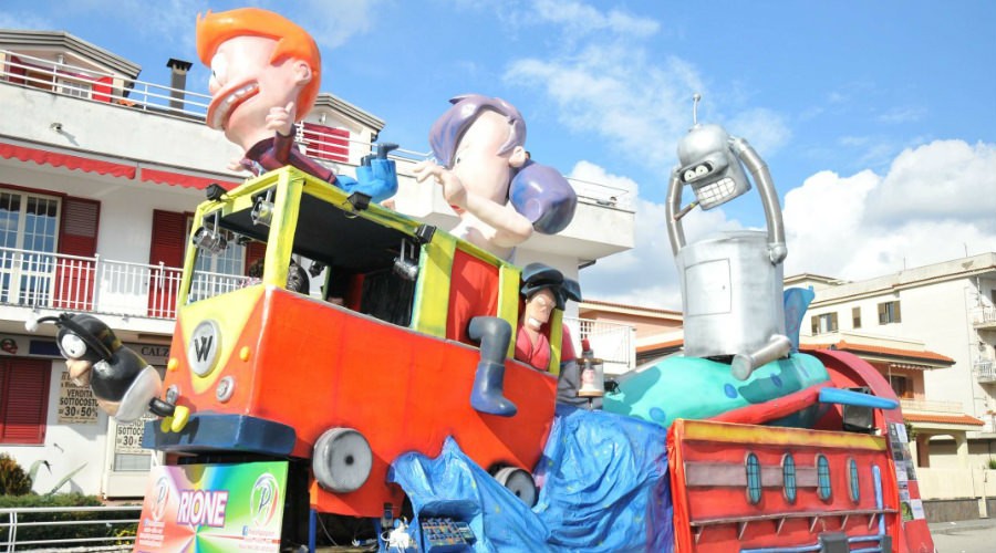 Allegorische Wagen beim Saviano Carnival