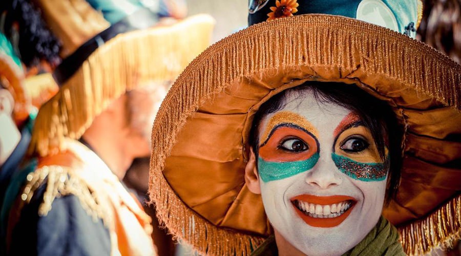 Carnival 2018 en Scampia en Naples con el desfile en el vecindario, música y diversión para todos