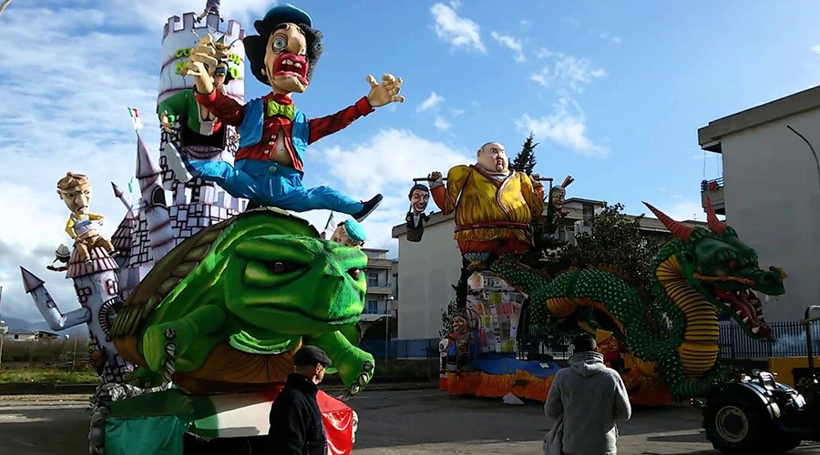 Allegorische schwimmt auf dem Strianese Carnival