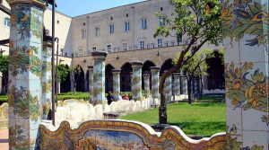 Una notte nel Chiostro di Santa Chiara a Napoli: visita serale, concerto, fritti misti e taralli