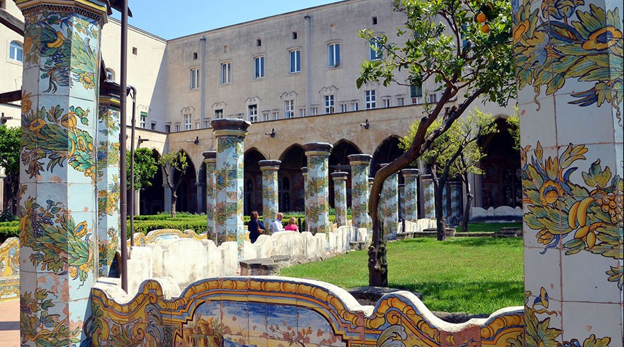 One night in the Cloister of Santa Chiara in Naples: evening visit, concert, mixed fried and taralli