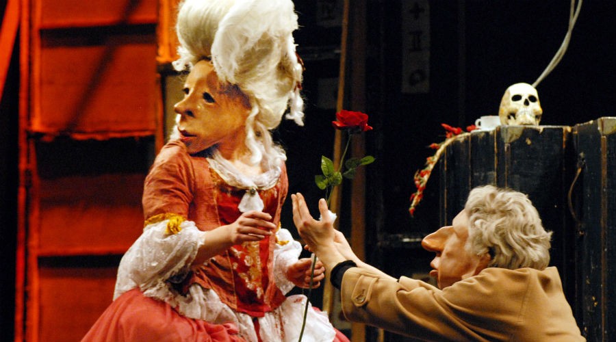 Familie Floz on stage at the Bellini Theater in Naples with Teatro Delusio