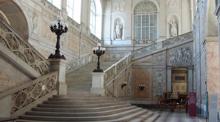 Scalone del Palazzo Reale a Napoli