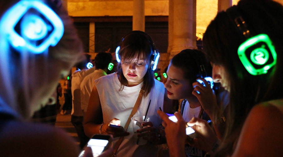 Fiesta silenciosa con auriculares inalámbricos